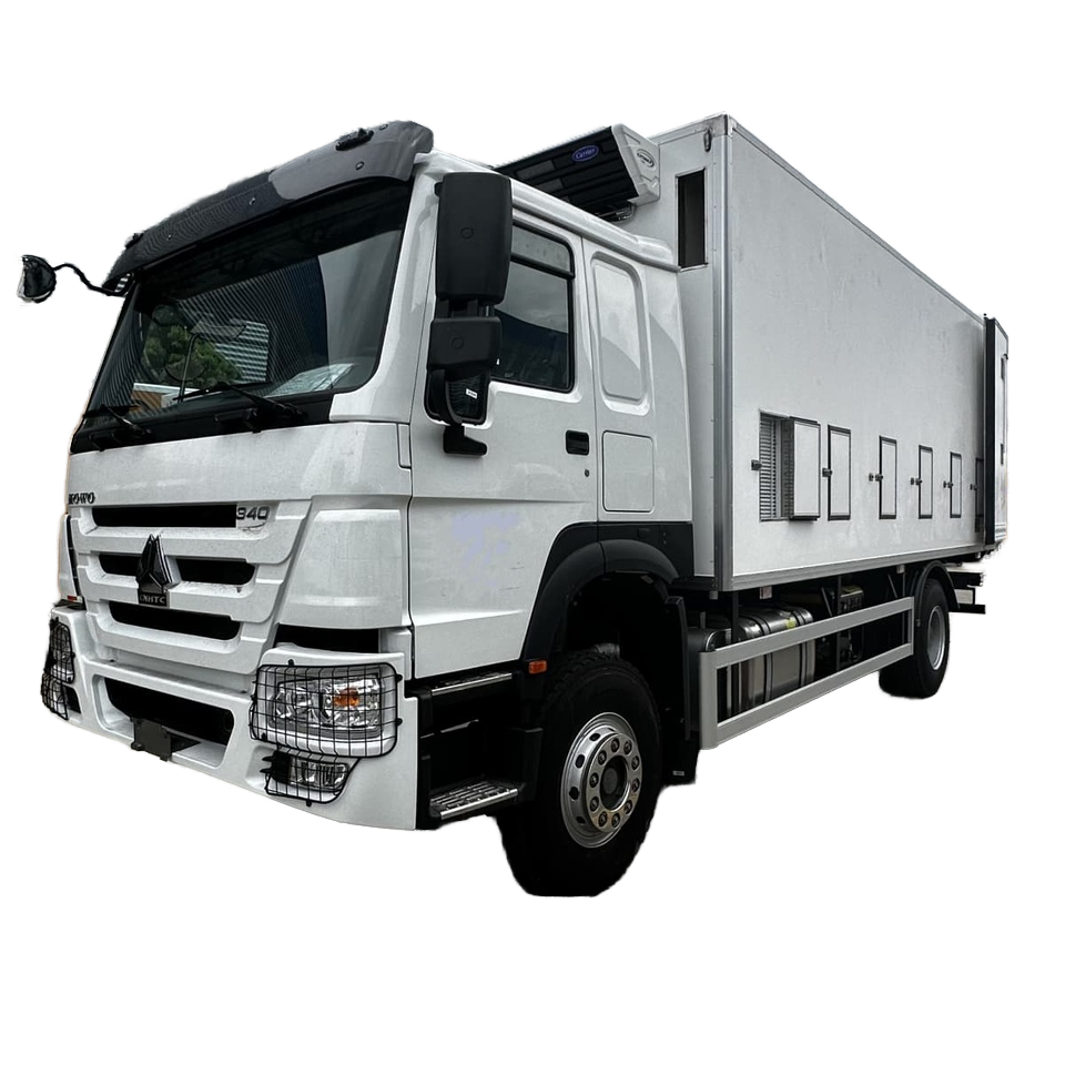 HOWO 6.8m Refrigerated Poultry Chicks Transport Truck , Temperature-Controlled , Safe & Hygienic